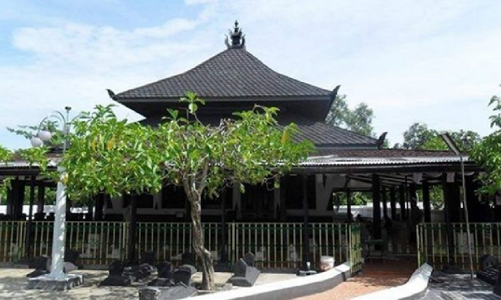 Makam Sunan Kalijaga: Pusat Spiritual dan Ziarah di Jawa